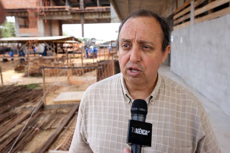 O Hospital Regional de Castanhal, referência para 21 municípios da região nordeste do estado, está com as obras em estágio avançado. A informação foi dada por integrantes do governo do estado que visitaram as obras do hospital nesta quarta-feira, 20. "Será um grande e moderno hospital preparado para atendimentos de alta e média complexidades, muito bem equipado", disse o secretário de Saúde do Estado, Vitor Mateus (foto), que acompanhou o governador durante a visita, ao lado do secretário estadual de Obras, Rui Klautau de Mendonça e do prefeito de Castanhal, Pedro Coelho, que aprovou o projeto. "Um dos nossos maiores problemas na área de saúde vai finalmente ter solução", disse o prefeito. "Muitas vezes, em casos graves, temos de deslocar os pacientes para Belém ou Paragominas, sob risco deles não suportarem a viagem. Com esse hospital, que vai ter inclusive tratamento oncológico, isso não será mais necessário" completou Pedro Coelho. 

FOTO: ANTÔNIO SILVA / AG. PARÁ
DATA: 20.06.2018
BELÉM - PARÁ <div class='credito_fotos'>Foto: Antônio Silva/Ag. Pará   |   <a href='/midias/2018/originais/7504bb0a-9c1e-4ae6-8bec-4ecd9926d538.jpg' download><i class='fa-solid fa-download'></i> Download</a></div>