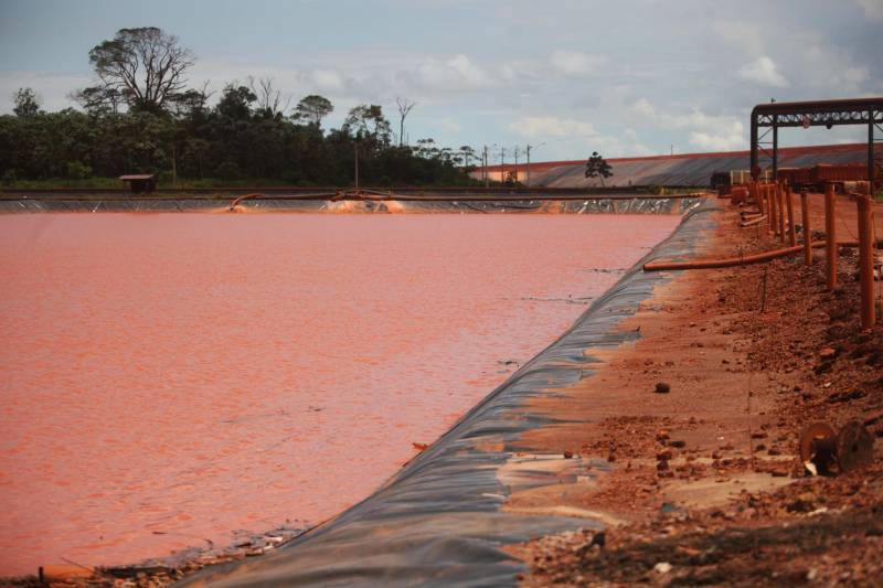 Por conta do não cumprimento do prazo de 48 horas dado pelo Governo do Estado para que a Hydro (foto) reduzisse os níveis das bacias de resíduos ao nível de pelo menos um metro, a Secretaria de Meio Ambiente e Sustentabilidade (Semas) notifica a empresa, na manhã desta terça-feira (27), com a determinação de que reduza a produção da refinaria em 50%. A Semas também triplicará a multa definida anteriormente, cumprindo a legislação ambiental em vigor, chegando a cerca de R$ 1 milhão por dia de descumprimento (300 mil Unidades de Padrão Fiscal). A empresa informou formalmente que reduziu os índices, mas não integralmente no total determinado de um metro. A determinação de redução emitida pela Semas reforça ainda que devem ser mantidos e ampliados os esforços para tratamento dos efluentes e de redução dos níveis das bacias. As equipes da Semas permanecem em campo 24 horas, trabalhando em conjunto com a Defesa Civil e outros órgãos, monitorando a situação.
FOTO: IGOR BRANDÃO / AG. PARÁ
DATA: 24.02.2018
BARCARENA - PARÁ <div class='credito_fotos'>Foto: IGOR BRANDÃO / AG. PARÁ | <a href='/midias/2018/originais/750c9e47-a56e-429f-93fc-fb667e3108c8.jpg' download><i class='fa-solid fa-download'></i> Download</a></div>