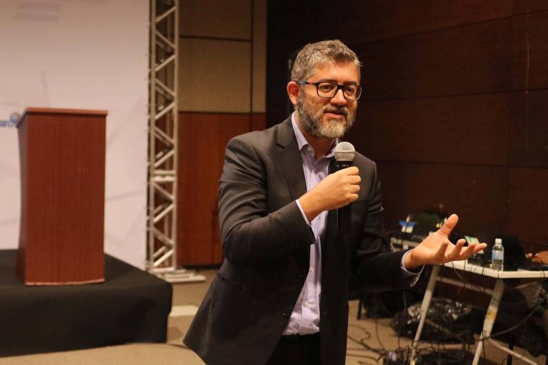 Produtores, empresários paraenses, representantes de sindicatos e cooperativas regionais participaram do seminário “Nova Lei da Biodiversidade e acesso ao patrimônio genético: implicações para quem usa recursos florestais do Pará”. O evento ocorreu na quarta-feira (16), no Hangar, dentro da programação da Feira do Empreendedor 2018, iniciativa da Secretaria de Ciência, Tecnologia e Educação Profissional e Tecnológica (Sectet) e do Sebrae no Pará. O objetivo foi prestar informações e esclarecer dúvidas sobre as implicações da Lei nº 13.123, de 2015, que junto com o Decreto nº 8.772, de maio de 2016, estabelece o novo Marco Legal da Biodiversidade. O seminário contou com parceiros como: o Sindicato das Indústrias de Produtos Químicos, Petroquímicos, Farmacêuticos e de Perfumaria e Artigos de Toucador do Estado do Pará (Sinquifarma) e a Agência de Inovação Tecnológica da UFPA (Universitec). Na foto, o professor e advogado, Luiz Marinello.
FOTO: ASCOM / SECTET
DATA: 17.05.2018
BELÉM - PARÁ <div class='credito_fotos'>Foto: Ascom Sectet | <a href='/midias/2018/originais/751027f8-4274-44ee-b32e-ce7ef8db5d92.jpg' download><i class='fa-solid fa-download'></i> Download</a></div>