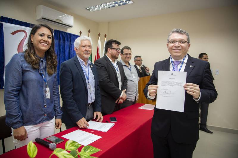 Posse de professores concursados na Uepa em Marabá, na tarde desta sexta-feira, 6, no auditório do bloco IV.
FOTO: NAILANA THIELY
DATA: 06.04.18
MARABÁ-PARÁ
<div class='credito_fotos'>Foto: Agência Pará | <a href='/midias/2018/originais/75102ea6-2d13-486a-a925-bed2a9c00c27.jpg' download><i class='fa-solid fa-download'></i> Download</a></div>