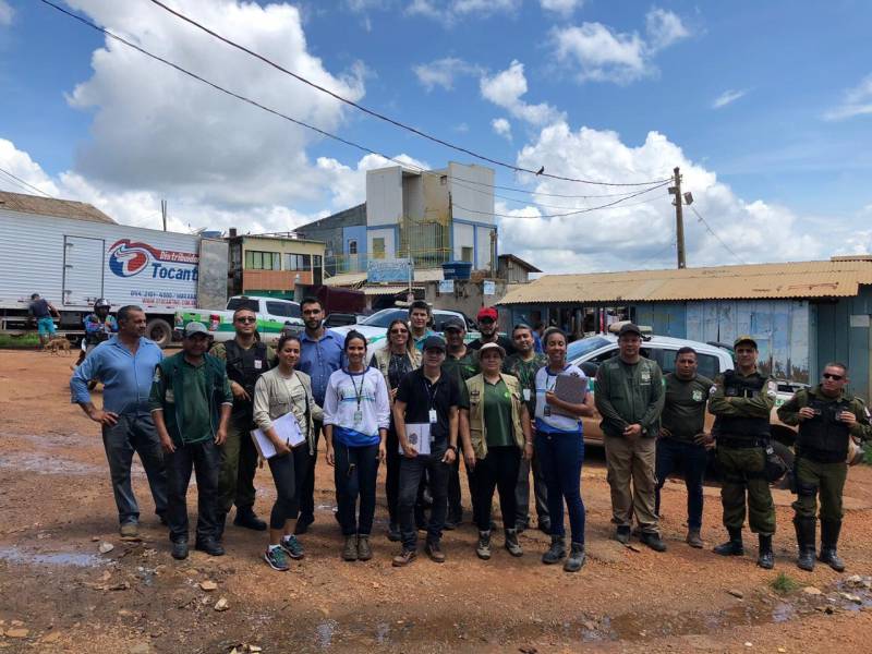 Uma tonelada e meia de pescados foi apreendida neste sábado (8) em mais uma mega operação de fiscalização no município de Tucuruí, sudeste paraense. O pescado era mantido em condições insalubres no porto do km 11 e em estabelecimentos residenciais e comerciais em Tucuruí. Além do pescado, foram apreendidos também cinco pássaros, balanças, basquetas e um freezer. Os peixes apreendidos que estavam em boas condições foram doados a comunidades carentes de Goianésia do Pará, Jacundá e Tucuruí. A operação foi realizada pelo Instituto de Desenvolvimento Florestal e da Biodiversidade (Ideflor-bio), em parceira com a Secretaria Estadual de Meio Ambiente e Sustentabilidade (Semas), a Polícia Militar, Eletronorte, Justiça Federal e as secretarias municipais de meio ambiente de Tucuruí, Goianésia do Pará e Jacundá.

FOTO: ASCOM / IDEFLOR-BIO
DATA: 09.12.2018
TUCURUÍ - PARÁ <div class='credito_fotos'>Foto: ASCOM / IDEFLOR-BIO   |   <a href='/midias/2018/originais/7513e8c7-92a5-4e13-8b12-14814f16d4eb.jpg' download><i class='fa-solid fa-download'></i> Download</a></div>