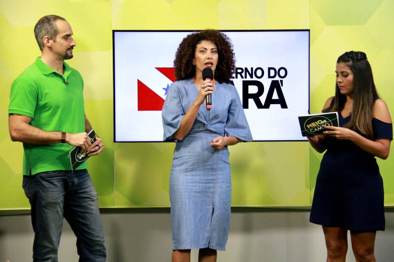 Uma noite de emoção e muita descontração. Assim foi a entrega da sexta edição do "Troféu Meio de Campo" na noite desta segunda-feira (9) no programa "Meio de Campo", da TV Cultura do Pará. Foram premiados os melhores jogadores do Banparazão 2018, eleitos pelos internautas no Portal Cultura durante votação online. O Clube do Remo, campeão do Banparazão 2018, também garantiu troféu do programa. Já o ex-jogador do Paysandu, Ércio, foi o grande homenageado desta edição do troféu. Na foto, a presidente da Cultura Rede de Comunicação, Adelaide Oliveira (c).
FOTO: CAMILA LIMA / PORTAL CULTURA
DATA: 09.04.2018
BELÉM - PARÁ <div class='credito_fotos'>Foto: CAMILA LIMA / PORTAL CULTURA | <a href='/midias/2018/originais/75144247-a271-4ce4-b286-2ade766d48ac.jpg' download><i class='fa-solid fa-download'></i> Download</a></div>