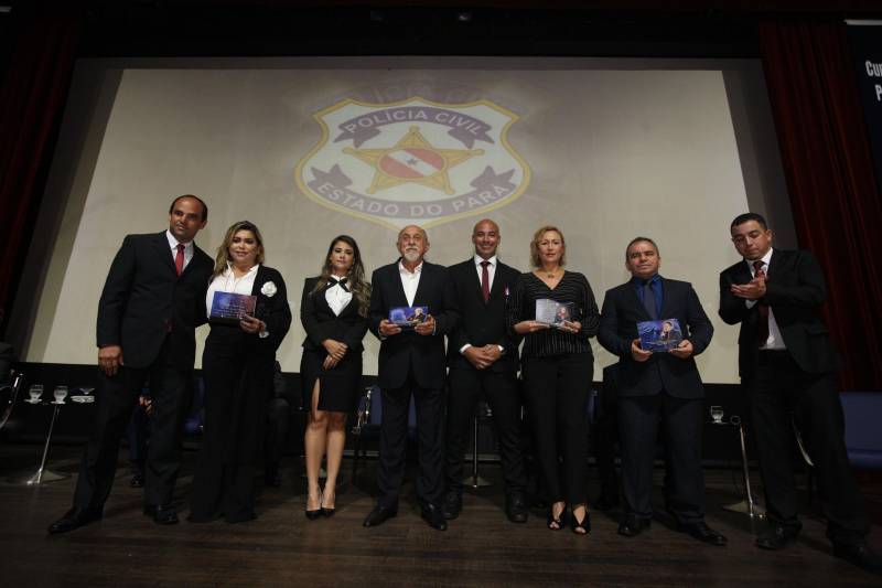 O Pará vai voltar a ter um delegado de polícia para cada município. A posse de 149 novos delegados da Polícia Civil, que aconteceu nesta segunda-feira (26) no Teatro Maria Sylvia Nunes, na Estação das Docas, vai garantir, com sobras, a cobertura completa dos 144 municípios do estado. Aprovados em concurso público, os novos delegados concluíram o curso de Formação da Polícia Civil do Pará no dia 15 deste mês. O curso foi o primeiro do Brasil a incluir sete disciplinas inéditas: Oratória, Atuação Policial frente aos Grupos Vulneráveis, Relacionamento com a Imprensa e Mídias Sociais, Abordagem Psicopatológica do Crime e da Violência, Investigação Financeira no Enfrentamento ao Crime de Lavagem de dinheiro, Noções Básicas de Enfrentamento às Fraudes Veiculares e Linguagem Brasileira de Sinais. O concurso aprovou ainda 300 investigadores, 180 escrivães e 20 papiloscopistas. Os novos policiais civis passaram por quatro meses de formação técnica e profissional na Acadepol. Com a nomeação, o próximo passo será a lotação dos novos servidores públicos nas unidades de Polícia Civil do estado, quando eles saberão em qual região do Pará trabalharão inicialmente.
FOTO: SYDNEY OLIVEIRA / AG. PARÁ
DATA: 26.02.2018
BELÉM - PARÁ <div class='credito_fotos'>Foto: Sidney Oliveira/Ag. Pará | <a href='/midias/2018/originais/752991e7-88db-4ea8-b334-38e85065a7e5.jpg' download><i class='fa-solid fa-download'></i> Download</a></div>