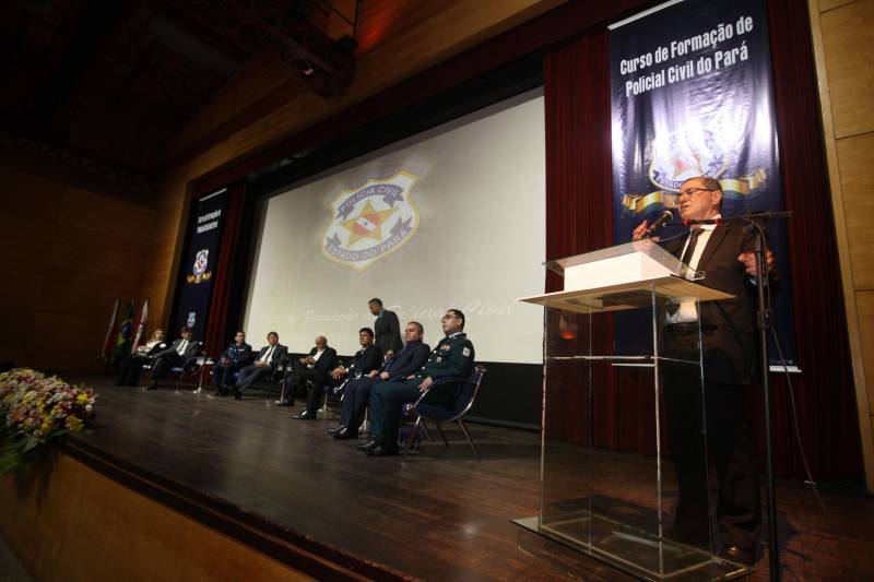 O Pará vai voltar a ter um delegado de polícia para cada município. A posse de 149 novos delegados da Polícia Civil, que aconteceu nesta segunda-feira (26) no Teatro Maria Sylvia Nunes, na Estação das Docas, vai garantir, com sobras, a cobertura completa dos 144 municípios do estado. Aprovados em concurso público, os novos delegados concluíram o curso de Formação da Polícia Civil do Pará no dia 15 deste mês. O curso foi o primeiro do Brasil a incluir sete disciplinas inéditas: Oratória, Atuação Policial frente aos Grupos Vulneráveis, Relacionamento com a Imprensa e Mídias Sociais, Abordagem Psicopatológica do Crime e da Violência, Investigação Financeira no Enfrentamento ao Crime de Lavagem de dinheiro, Noções Básicas de Enfrentamento às Fraudes Veiculares e Linguagem Brasileira de Sinais. O concurso aprovou ainda 300 investigadores, 180 escrivães e 20 papiloscopistas. Os novos policiais civis passaram por quatro meses de formação técnica e profissional na Acadepol. Com a nomeação, o próximo passo será a lotação dos novos servidores públicos nas unidades de Polícia Civil do estado, quando eles saberão em qual região do Pará trabalharão inicialmente. Na foto, o secretário de Segurança, Luís Fernandes.
FOTO: SYDNEY OLIVEIRA / AG. PARÁ
DATA: 26.02.2018
BELÉM - PARÁ <div class='credito_fotos'>Foto: Sidney Oliveira/Ag. Pará | <a href='/midias/2018/originais/7543e0e3-caac-410c-ac08-8a92d0471cc1.jpg' download><i class='fa-solid fa-download'></i> Download</a></div>