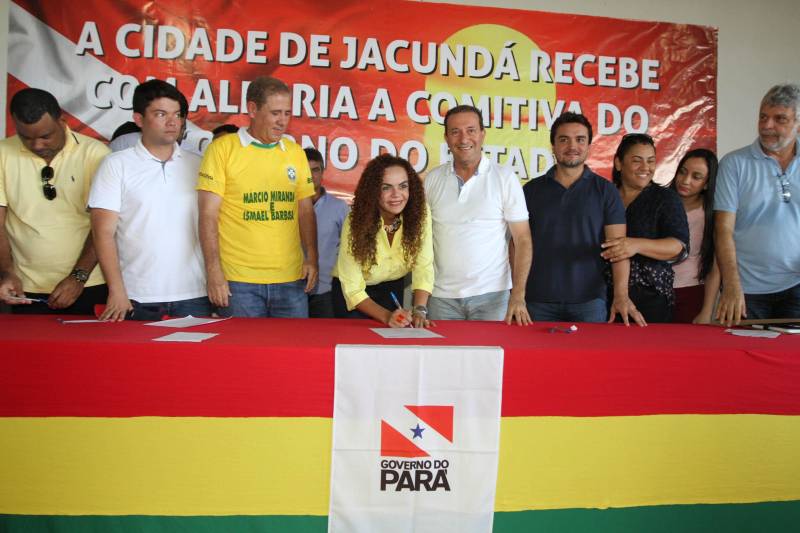 O município de Jacundá, no sudeste paraense, recebeu nesta sexta-feira (6) importantes investimentos em segurança e infraestrutura. O Governo do Estado repassou para o policiamento do município 5 viaturas e 2 veículos para o reforço das ações Departamento de Trânsito do Estado (Detran). Foi entregue ainda a ordem de serviço para a pavimentação asfáltica de cinco quilômetros de vias, na ordem de R$ 3 milhões. A cerimônia foi no salão paroquial da Igreja de Nossa Senhora do Perpetuo Socorro, conduzida pela secretária de Municípios Sustentáveis, Izabela Jatene, que representou o governador Simão Jatene, e contou com a participação de representantes de parlamentares, lideranças comunitárias, entre outras autoridades municipais.
FOTO: CRISTINO MARTINS / AG. PARÁ
DATA: 06.07.2018
JACUNDÁ - PARÁ <div class='credito_fotos'>Foto: Cristino Martins/Ag. Pará | <a href='/midias/2018/originais/7545a940-dffc-491b-a685-3a85ba3d5425.jpg' download><i class='fa-solid fa-download'></i> Download</a></div>