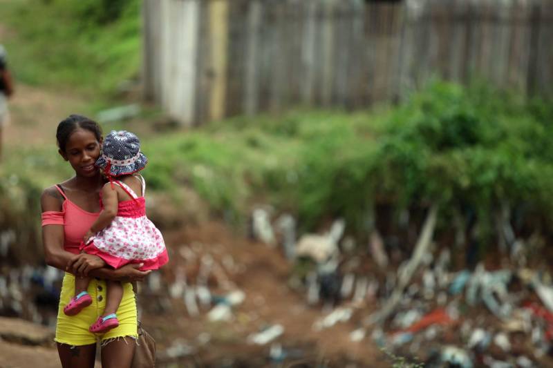 Passados dois dias da enxurrada que destruiu casas e obrigou pessoas a saírem de seus locais de moradia em Paragominas, Governo do Estado e Prefeitura continuam os trabalhos para atender as famílias afetadas, reconstruir o que ficou destruído e restabelecer a situação de normalidade no município. Desde a manhã da última quinta-feira (12), equipes da Defesa Civil intensificam as ações nos bairros atingidos.
FOTO: SIDNEY OLIVEIRA / AG. PARÁ
DATA: 14.04.2018
PARAGOMINAS - PARÁ <div class='credito_fotos'>Foto: Sidney Oliveira/Ag. Pará | <a href='/midias/2018/originais/7548672e-bec0-4091-a2c4-eb3e2e4e0fd9.jpg' download><i class='fa-solid fa-download'></i> Download</a></div>