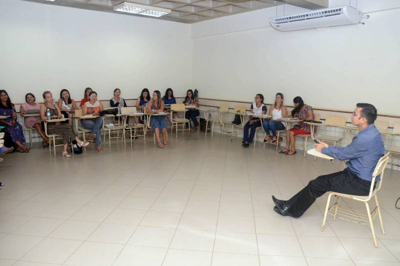 Profissionais da Educação da rede pública participaram (foto), nesta segunda-feira (25), do 4º Encontro de Formação de Formadores Locais das Secretarias Municipais e Estaduais de Educação. A ação que integra o Pacto Nacional pela Alfabetização na Idade Certa (PNAIC), segue até amanhã (26), na Universidade da Amazônia (Unama), em Belém. A formação promovida pelo Governo Federal, em parceria com a Secretaria de Estado de Educação (Seduc), por meio da Secretaria Adjunta de Ensino (Saen), atua na formação de educadores nos níveis da pré-escola, da educação infantil e das séries iniciais do ensino médio.
FOTO: ELISEU DIAS / ASCOM SEDUC
DATA: 25.06.2018
ANANINDEUA - PARÁ <div class='credito_fotos'>Foto: Eliseu Dias / Ascom Seduc | <a href='/midias/2018/originais/754a4f2b-ff58-48d9-bf56-7aea147021b6.jpg' download><i class='fa-solid fa-download'></i> Download</a></div>