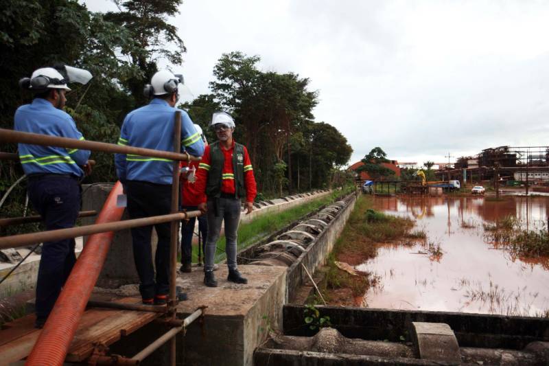 Iniciou neste sábado, 24, o prazo que o Governo do Estado deu para que a empresa de alumínio Hydro Alunorte adote procedimentos e mecanismos seguros ambientalmente, a fim de que as bacias de resíduos da empresa baixem os níveis em pelo menos um metro – o que é definido tecnicamente como padrão de segurança com comprovação permanente da redução e manutenção dos níveis. Uma equipe de fiscalização da Secretaria de Estado de Meio Ambiente e Sustentabilidade (Semas) está no município para fazer o monitoramento dos níveis das bacias do sistema de tratamento dos rejeitos da Bauxita. "Vamos montar equipes para, de duas em duas horas, avaliar o nível das bacias. Em caso de chuva o monitoramento será feito de uma em uma hora", explicou Rejiane Santos, geóloga da Diretoria de Licenciamento Ambiental da Semas.
FOTO: IGOR BRANDÃO / AG PARÁ
DATA: 24.02.2018
BELÉM - PARÁ
<div class='credito_fotos'>Foto: IGOR BRANDÃO / AG. PARÁ | <a href='/midias/2018/originais/755325de-e659-4090-b245-2b6a42c56ffe.jpg' download><i class='fa-solid fa-download'></i> Download</a></div>