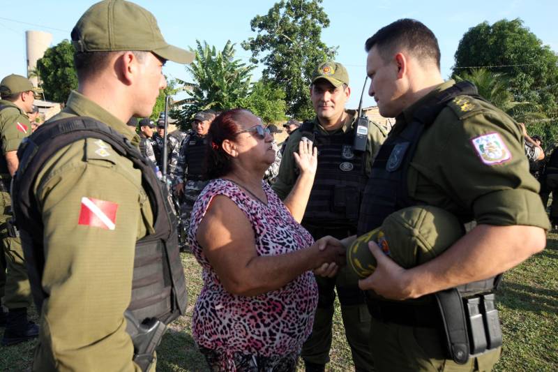 Mais de 150 agentes de segurança pública realizaram a megaoperação Arcanjo, em Belém, na quinta-feira (8), sob a coordenação geral do Comando de Policiamento da Capital (CPC I) da Polícia Militar. Nesta edição, as ações foram concentradas nos bairros do Tapanã, Bengui e Pratinha, localizados na área do 24º Batalhão da PM. Para a presidente do Conselho de Segurança Comunitário do Tapanã (Conseg II), Aracélia Cavalcante (foto), a operação Arcanjo aproxima a polícia da comunidade, contribuindo para a interação com as autoridades da área de segurança pública, principalmente no bairro do Tapanã, que possui mais de 70 mil habitantes.
FOTO: CARLOS SODRÉ / AG. PARÁ
DATA: 08.11.2018
BELÉM - PARÁ <div class='credito_fotos'>Foto: CARLOS SODRÉ / AG. PARÁ | <a href='/midias/2018/originais/755e01e3-0ed6-40b7-8d83-daa3be6c0c21.jpg' download><i class='fa-solid fa-download'></i> Download</a></div>