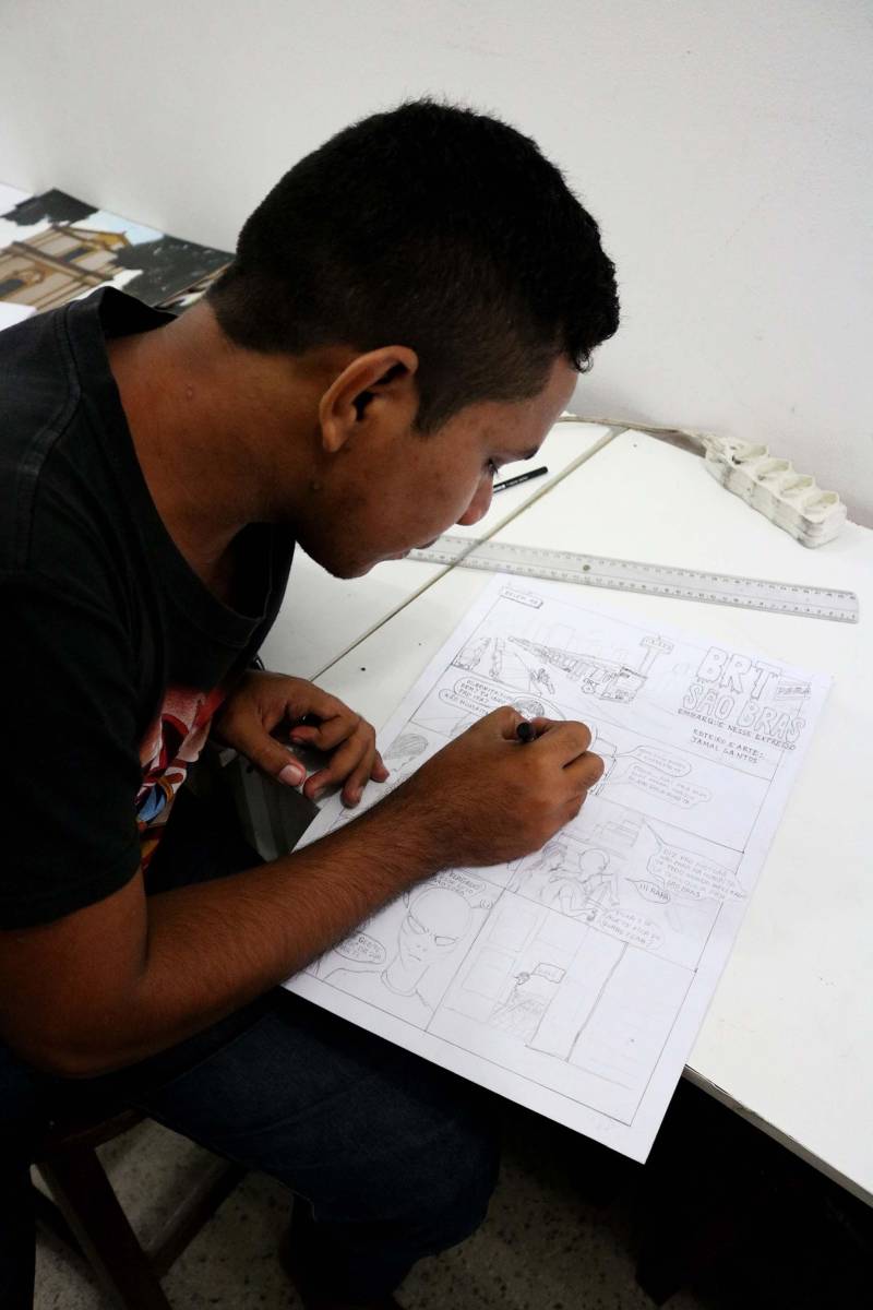 A técnica em massoterapia Edineulza Carvalho, 59 anos, descobriu um novo ofício durante as oficinas de arte (foto) que participou no núcleo Curro Velho da Fundação Cultural do Pará (FCP). Ela já fez 18 cursos no local, o mais recente voltado para a produção de presépios em cerâmica. Edineulza produziu dois presépios rústicos que emana a simbologia do nascimento de Cristo. “Participar das oficinas é uma terapia. A argila também é um material natural que ajuda em todos os sentidos na medicina natural. Hoje produzo minhas bijuterias em cerâmica e ganho um dinheiro extra”, comenta.

FOTO: DIOGO VIANNA / ASCOM FCP
DATA: 03.12.2018
BELÉM - PARÁ <div class='credito_fotos'>Foto: Diogo Vianna/ Ascom FCP   |   <a href='/midias/2018/originais/756a6acb-f042-4d1e-97eb-81d522b3b760.jpg' download><i class='fa-solid fa-download'></i> Download</a></div>