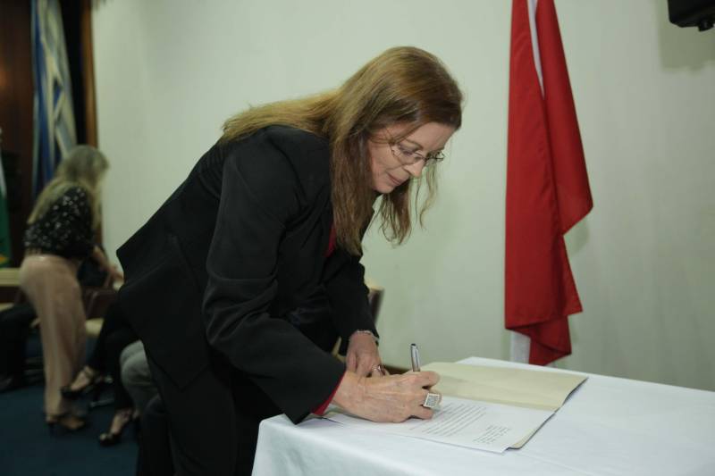 Foi realizada hoje (14/06) a cerimônia de posse da presidência do Tribunal Administrativo de Recursos Fazendários (TARF) para o biênio 2018/2020,  no auditório da Secretaria da Fazenda, Sefa, em Belém. O Tribunal é o órgão colegiado responsável pela solução de litígios entre a Fazenda Pública do Pará e os contribuintes de tributos estaduais, em segunda instância. Assumiu a presidência do TARF a auditora fiscal de receitas estaduais Roseli de Assunção Naves (foto), que já atuou como conselheira no TARF e deixa a  Diretoria de Tributação da Sefa para assumir a nova função. Em seu discurso, ela agradeceu a indicação e pediu o apoio dos servidores para assumir o novo desafio,visando aprimorar as ações do contencioso fiscal. O secretário da Fazenda, Nilo Noronha, foi representado pela subsecretária de administração tributária, Rute Tostes, que presidiu a cerimônia. Ela destacou que a composição paritária do Tribunal, onde atuam servidores do Fisco e dos contribuintes, concorre para a justiça fiscal. “É inegável que na composição do TARF estão profissionais empenhados e capacitados”, disse ela.

FOTO: MÁCIO FERREIRA / AG. PARÁ
DATA: 14.06.2018
BELÉM - PARÁ <div class='credito_fotos'>Foto: MÁCIO FERREIRA/ AG. PARÁ   |   <a href='/midias/2018/originais/756dbbb7-fd53-436a-be62-36b7548dba6b.jpg' download><i class='fa-solid fa-download'></i> Download</a></div>