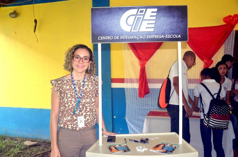 Estudantes da Escola Técnica Anísio Teixeira, no bairro do Umarizal, em Belém, participaram, na terça-feira (22), da 6ª edição do Projeto “Anísio Teixeira de Portas Abertas”. O evento teve  programação voltada para aproximar do mercado de trabalho os futuros profissionais dos cursos de Marketing, Comércio, Secretariado e Administração. Na foto, a representante do Ciee, Kelly Reis.

FOTO: ELISEU DIAS / ASCOM SEDUC
DATA: 22.05.2018
BELÉM - PARÁ <div class='credito_fotos'>Foto: Eliseu Dias / Ascom Seduc   |   <a href='/midias/2018/originais/756e7e9a-a441-466a-8c86-d95ee96a254d.jpg' download><i class='fa-solid fa-download'></i> Download</a></div>