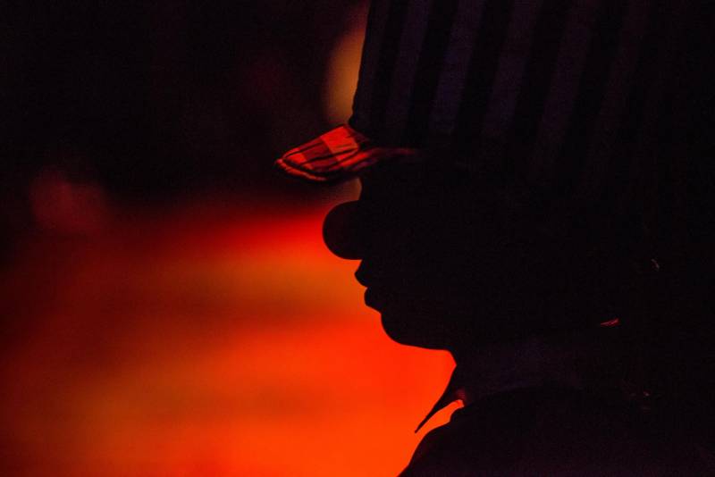 João*, de 17 anos, é natural de Bragança, nordeste do Pará. Há sete meses cumpre medida socioeducativa em uma unidade de internação do Estado após cometer um ato infracional no município onde reside. Mas na manhã desta terça-feira (5), em Belém, pôde vivenciar uma experiência inédita: participou de um espetáculo de teatro (foto) diante de dezenas de pessoas que se reuniram no Teatro Margarida Schivasappa, ao lado de outros 30 adolescentes e jovens privados de liberdade. Uma iniciativa pioneira no país que busca promover a ressocialização por meio da arte, fruto das atividades e oficinas pedagógicas realizadas dentro de espaços gerenciados pela Fundação de Atendimento Socioeducativo do Pará (Fasepa). “Eu nunca tinha vindo em um teatro e isso ficará marcado em mim”, disse o socioeducando. Tímido, ele revelou a vontade de deixar para trás os erros cometidos e seguir um futuro completamente novo, com os primeiros passos sendo dados hoje. “Isso despertou algo dentro de mim, pensar na minha vida e em sair do mundo das drogas. Quem sabe me tornar um ator?” divagou.

FOTO: FERNANDO SETTE / ASCOM IOE
DATA: 05.06.2018
BELÉM - PARÁ <div class='credito_fotos'>Foto: FERNANDO SETTE CÂMARA / ASCOM IOE   |   <a href='/midias/2018/originais/75715322-1e70-48d4-83a2-b20ca55f51ab.jpg' download><i class='fa-solid fa-download'></i> Download</a></div>