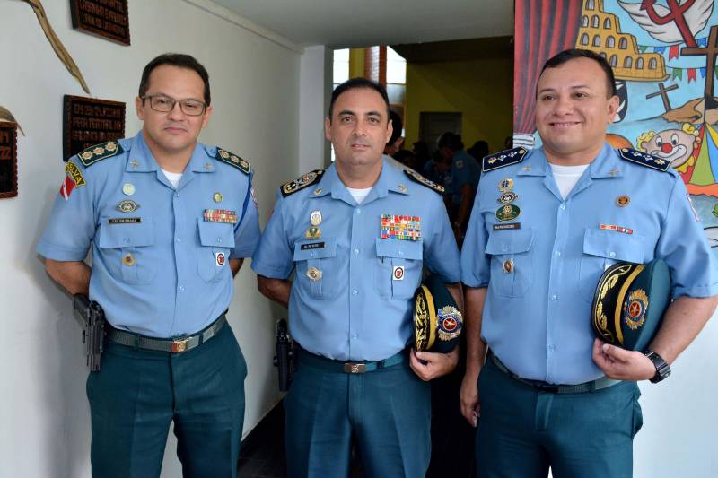 Uma solenidade marcou os 25 anos de implantação do Comando de Policiamento Regional I (CPR I), em Santarém, na quinta-feira (24). Destaque para os investimentos em equipamentos e a criação de novas unidades, que contribuem para que as ações da Polícia Militar na região sejam realizadas com maior eficiência. Atualmente, o trabalho do CPR I atende 13 municípios: Santarém, Monte Alegre, Almeirim, Alenquer, Oriximiná, Juruti, Óbidos, Prainha, Terra Santa, Faro, Curuá, Belterra e Mojuí dos Campos. Santarém é o única cidade do interior do estado que conta com dois grandes batalhões - o 3º e o 35º BPM - esse último efetivado no início deste ano. Na foto, o coronel Braga (1º da esq/dir), comandante geral da PM, coronel Hilton Benigno (2º da esq/dir) e major Tarcísio (3º da esq/dir).
FOTO: WISLLEY FRANÇA
DATA: 24.05.2018
SANTARÉM - PARÁ <div class='credito_fotos'>Foto: WISLLEY FRANÇA | <a href='/midias/2018/originais/757246f1-9fd3-4163-a201-27c1d8ab8cd8.jpg' download><i class='fa-solid fa-download'></i> Download</a></div>