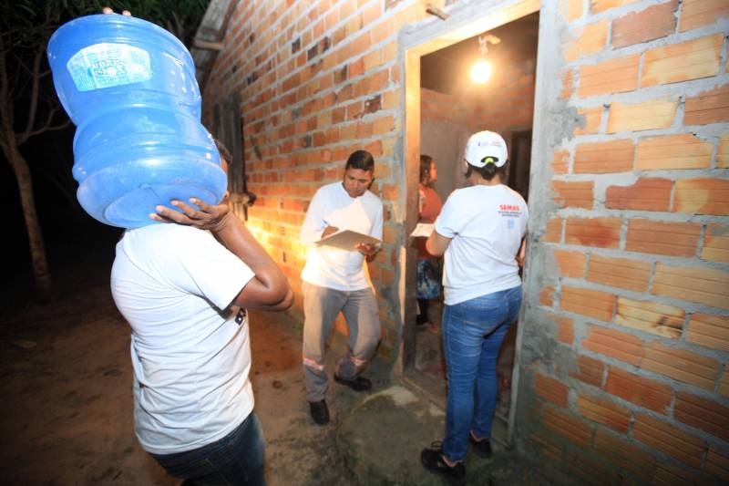 Moradores das comunidades de Bom Futuro, Vila Nova e Bujaruba, em Barcarena, já receberam os primeiros garrafões de água potável. A entrega foi feita pela Defesa Civil do Estado, em parceria com a prefeitura da cidade no fim da tarde desta sexta-feira, 23. A distribuição de água potável aos moradores é uma das medidas emergenciais determinadas pelo Grupo de Trabalho do Governo do Estado à mineradora Hydro Alunorte. Composto por vários órgãos do Estado para atuação conjunta e integrada, o grupo tem como foco principal a saúde das pessoas das comunidades próximas do local e do meio ambiente, realizando ações imediatas e monitoramento permanente, além de solicitar a tomada de medidas preventivas, por conta do alto volume de chuvas nesse período.
FOTO: MÁCIO FERREIRA/AG. PARÁ
DATA: 23.02.2018
BARCARENA - PARÁ <div class='credito_fotos'>Foto: MÁCIO FERREIRA/ AG. PARÁ | <a href='/midias/2018/originais/7572e5bd-4935-406e-b4a7-168315841fcf.jpg' download><i class='fa-solid fa-download'></i> Download</a></div>