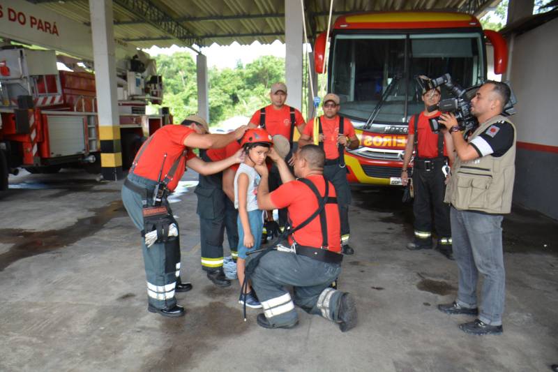 Não é de hoje que o trabalho feito pelo Corpo de Bombeiros aguça a curiosidade das crianças. O uniforme, o caminhão de incêndio, a sirene ligada e a atuação desses profissionais os transformam em verdadeiros heróis no imaginário infantil. Foi assim com o pequeno Vinicius Daniel (foto), de 7 anos,  que alimenta desde muito cedo o sonho de ser Bombeiro Militar. Vinicius é uma criança autista, diagnosticada aos três anos, e sua mãe, Erilana Pacheco, 35, escreveu uma cartinha para o Papai Noel pedindo que ele realizasse o sonho de seu  filho amado. Sensibilizados com a história, os integrantes do Corpo de Bombeiros Militar do Pará (CBMPA) resolveram organizar uma surpresa para Vinicius, que foi recebida no quartel pelo subcomandante Geral do CBMPA, coronel Augusto Lima. A visita da criança à instituição contou com diversas atividades, como simulação de rapel, apresentação e passeio nos caminhões dos Bombeiros, simulação de combate a incêndio usando a mangueira da viatura Auto-Tanque, além de vestir o uniforme de aproximação, momento descontraído em que o garoto pôde se sentir um bombeiro de verdade.

FOTO: ASCOM / CBMPA
DATA: 13.12.2018
BELÉM - PARÁ <div class='credito_fotos'>Foto: Ascom CBMPA   |   <a href='/midias/2018/originais/75780e0a-ba0e-43b5-9286-945907268f90.jpg' download><i class='fa-solid fa-download'></i> Download</a></div>
