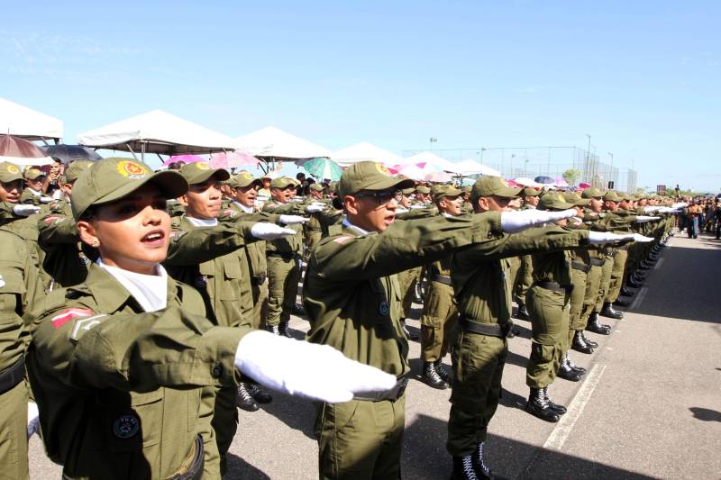A cerimônia de formatura dos novos praças da Polícia Militar ocorreu na manhã desta segunda-feira (9), simultaneamente, em Belém e outros seis municípios paraenses: Santa Izabel, Castanhal, Barcarena, Capanema, Bragança e Tucuruí. Em Parauapebas, Marabá, Breves, Soure e Conceição do Araguaia, a formatura será celebrada na quinta-feira, dia 12. Na sexta-feira, dia 13, é a vez de Santarém, Altamira, Paragominas e Itaituba. O governador Simão Jatene presidiu a cerimônia de formatura no Portal da Amazônia, bairro da Cidade Velha, em Belém. Milhares de familiares dos formandos lotaram o espaço para entregar aos novos policiais militares seus diplomas de conclusão de curso.
FOTO: CRISTINO MARTINS / AG. PARÁ
DATA: 09.07.2018
BELÉM - PARÁ <div class='credito_fotos'>Foto: Cristino Martins/Ag. Pará | <a href='/midias/2018/originais/7579ea6e-6b3c-4b21-8e20-497ed63b82db.jpg' download><i class='fa-solid fa-download'></i> Download</a></div>