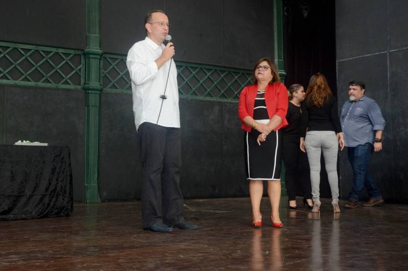 Com o tema “Conexões: somos uma só rede”, o 7º Concurso de Redação da Mineração anunciou, nesta quarta-feira (6), os alunos da rede estadual vencedores. O concurso é uma realização da Secretaria de Estado de Educação (Seduc) e Sindicato das Indústrias Minerais do Estado do Pará (Simineral). O concurso premiou as melhores redações com tablets, notebooks e vale-livros. Ao todo, participaram 1.387 alunos do 6º ao 9º ano do Ensino Fundamental Regular, Educação de Jovens e Adultos e Profissionalizante, e do Ensino Médio Regular e Sistema Modular de Ensino regularmente matriculados na rede estadual no ano letivo de 2018. Professores-orientadores dos alunos e as escolas que conquistaram o primeiro lugar receberam um tablet e projetor multimídia, respectivamente. Na foto, o presidente do Simineral, José Fernando Gomes Júnior (ao microfone).
FOTO: RAI PONTES / SECOM SEDUC
DATA: 06.06.2018
BELÉM - PARÁ <div class='credito_fotos'>Foto: Rai Pontes/Ascom Seduc | <a href='/midias/2018/originais/757cddd2-f405-481e-81ed-cd677e2a40d0.jpg' download><i class='fa-solid fa-download'></i> Download</a></div>