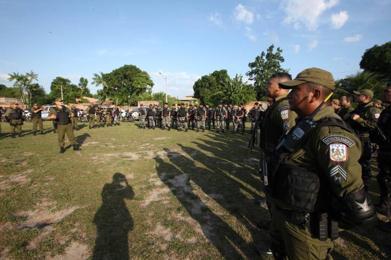 Mais de 150 agentes de segurança pública realizaram a megaoperação Arcanjo, em Belém, na quinta-feira (8), sob a coordenação geral do Comando de Policiamento da Capital (CPC I) da Polícia Militar. Nesta edição, as ações foram concentradas nos bairros do Tapanã, Bengui e Pratinha, localizados na área do 24º Batalhão da PM. As tropas reforçaram o patrulhamento com ações policiais ostensivas e repressivas de enfrentamento à criminalidade. O coronel Luiz Carlos Rayol de Oliveira (falando), titular do CPC I, informou que a operação está sendo feita regularmente na Região Metropolitana de Belém.
FOTO: CARLOS SODRÉ / AG. PARÁ
DATA: 08.11.2018
BELÉM - PARÁ <div class='credito_fotos'>Foto: CARLOS SODRÉ / AG. PARÁ | <a href='/midias/2018/originais/757e33f7-bab7-4f9b-953a-8f3762de3d8f.jpg' download><i class='fa-solid fa-download'></i> Download</a></div>