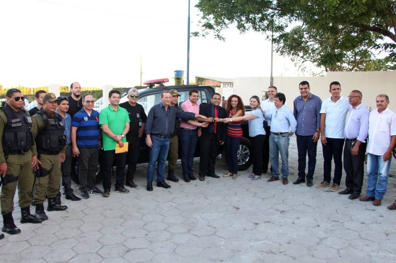 A inauguração da Unidade Integrada Pro Paz (UIPP), a entrega de uma viatura (foto) para a Polícia Civil e a assinatura de convênio para reforma e ampliação da Escola Municipal de Ensino Fundamental Brejo Grande, realizados nesta quarta-feira, 9, marcaram o início dos festejos do aniversário de 30 anos de emancipação do município de Brejo Grande do Araguaia, comemorado no dia 10 de maio.
FOTO: ANTONIO MACEDO / DIVULGAÇÃO
DATA: 09.05.2018
BREJO GRANDE DO ARAGUAIA - PARÁ <div class='credito_fotos'>Foto: ANTONIO MACEDO / DIVULGAÇÃO | <a href='/midias/2018/originais/757f544d-b93f-47c4-807c-4f934d878337.jpg' download><i class='fa-solid fa-download'></i> Download</a></div>