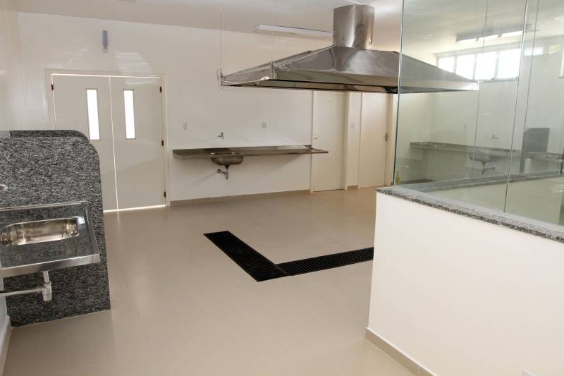 Ao longo dos últimos anos o governo do Pará investiu sistematicamente nos serviços destinados à saúde, o que reflete com saldo positivo nos indicadores da Secretaria de Estado de Saúde Pública (Sespa). De acordo com o Sistema de Informações sobre Orçamentos Públicos em Saúde (Siops), do Ministério da Saúde, nos últimos sete anos (2011-2017) o repasse de recursos feitos pela administração estadual do Pará está acima do limite constitucional de 12%. A série histórica mostra o acréscimo em investimento exclusivo do tesouro estadual no seu orçamento aplicado para construção, reforma e custeio da rede, como laboratórios, aquisição de medicamentos e hemocentros. Em 2011 o repasse foi de 1bilhão 467 milhões - 12,40%. Já em 2017 o Estado superou os números com o repasse de 2 bilhões 158 milhões –14,90%. Na foto, o Hospital Geral de Ipixuna.

FOTO: CRISTINO MARTINS / ARQUIVO AG. PARÁ
DATA: 21.09.2015
IPIXUNA DO PARÁ - PARÁ <div class='credito_fotos'>Foto: Agência Pará   |   <a href='/midias/2018/originais/75814e1e-155c-4ea4-9188-09ad60182b02.jpg' download><i class='fa-solid fa-download'></i> Download</a></div>