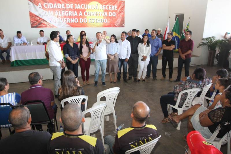 O município de Jacundá, no sudeste paraense, recebeu nesta sexta-feira (6) importantes investimentos em segurança e infraestrutura. O Governo do Estado repassou para o policiamento do município 5 viaturas e 2 veículos para o reforço das ações Departamento de Trânsito do Estado (Detran). Foi entregue ainda a ordem de serviço para a pavimentação asfáltica de cinco quilômetros de vias, na ordem de R$ 3 milhões. A cerimônia foi no salão paroquial da Igreja de Nossa Senhora do Perpetuo Socorro, conduzida pela secretária de Municípios Sustentáveis, Izabela Jatene, que representou o governador Simão Jatene, e contou com a participação de representantes de parlamentares, lideranças comunitárias, entre outras autoridades municipais. Na foto, o presidente da Alepa, deputado Márcio Miranda.
FOTO: CRISTINO MARTINS / AG. PARÁ
DATA: 06.07.2018
JACUNDÁ - PARÁ <div class='credito_fotos'>Foto: Cristino Martins/Ag. Pará | <a href='/midias/2018/originais/758a0c9e-d1f8-4079-9e36-72b113cd33ff.jpg' download><i class='fa-solid fa-download'></i> Download</a></div>