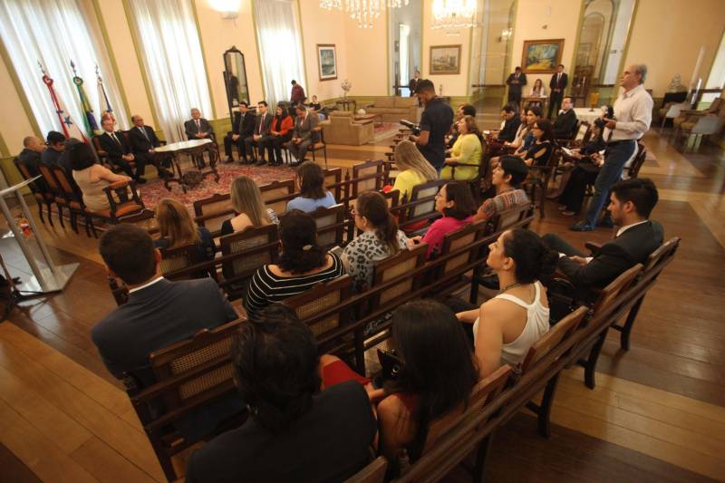 Um acordo de cooperação técnica para agilizar as ações de cobrança de títulos da dívida ativa, ajuizados ou não, foi celebrado nesta terça-feira, 26, entre o Tribunal de Justiça do Estado (TJPA), Governo do Pará, União, Prefeitura de Belém e o Instituto de Estudos de Protesto de Títulos do Brasil, seção Pará. O acordo foi firmado na sede do TJPA. O acordo de cooperação técnica foi firmado com base na Lei nº 9.492/1997, que estabelece o protesto como ato formal e solene, pelo qual se prova a inadimplência e o descumprimento de obrigação originada em títulos e outros documentos em dívida, e à inexistência de disposições legais que vedem à utilização do serviço de protesto de títulos pelas entidades da administração pública; e observa as decisões do Conselho Nacional de Justiça (CNJ), que estabelecem a validade do protesto dos títulos, denominados certidões da dívida ativa, bem como atende meta do CNJ, de desjudicialização de ações, estimulando o protesto de títulos executados ou não.
FOTO: MARCELO LELIS / AG. PARÁ
DATA: 26.06.2018
BELÉM - PARÁ <div class='credito_fotos'>Foto: Marcelo Lelis / Ag. Pará | <a href='/midias/2018/originais/758d4219-c8c6-4133-b8ed-c2c38645f630.jpg' download><i class='fa-solid fa-download'></i> Download</a></div>
