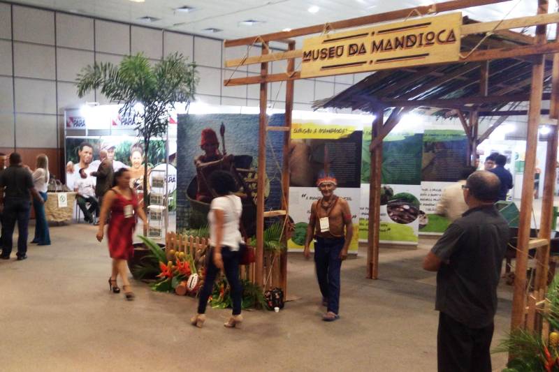 Durante a solenidade de abertura do XVII Congresso Brasileiro de Mandioca e do II Congresso Latino Americano e Caribenho da Mandioca, na noite de ontem (12), no Centro de Convenções e Feiras da Amazônia (Hangar), em Belém, técnicos da Empresa de Assistência Técnica e produtores rurais de várias regiões do estado foram homenageados. O presidente da Emater, Paulo Amazonas Pedroso foi uma das 40 personalidades contempladas com o reconhecimento por serviços prestados em prol da agricultura no estado. O diretor técnico, Rosival Possidônio, também foi homenageado por dedicada atuação à cultura da mandioca. O indígena Gregório Waro Mundurucu, assistido pela Emater, em Jacareacanga, na região do Baixo Amazonas foi agraciado como representante indígena pelo legado à cultura da mandioca, e o agricultor familiar, José Davi Pereira Junior, também assistido pela Emater, em Bragança, na Região do Salgado, foi contemplado como representante dos agricultores familiares.
FOTO: ASCOM / EMATER
DATA: 13.03.2018
BELÉM - PARÁ <div class='credito_fotos'>Foto: ASCOM EMATER | <a href='/midias/2018/originais/759185b9-eb7e-4e93-aea2-8e7036607333.jpg' download><i class='fa-solid fa-download'></i> Download</a></div>
