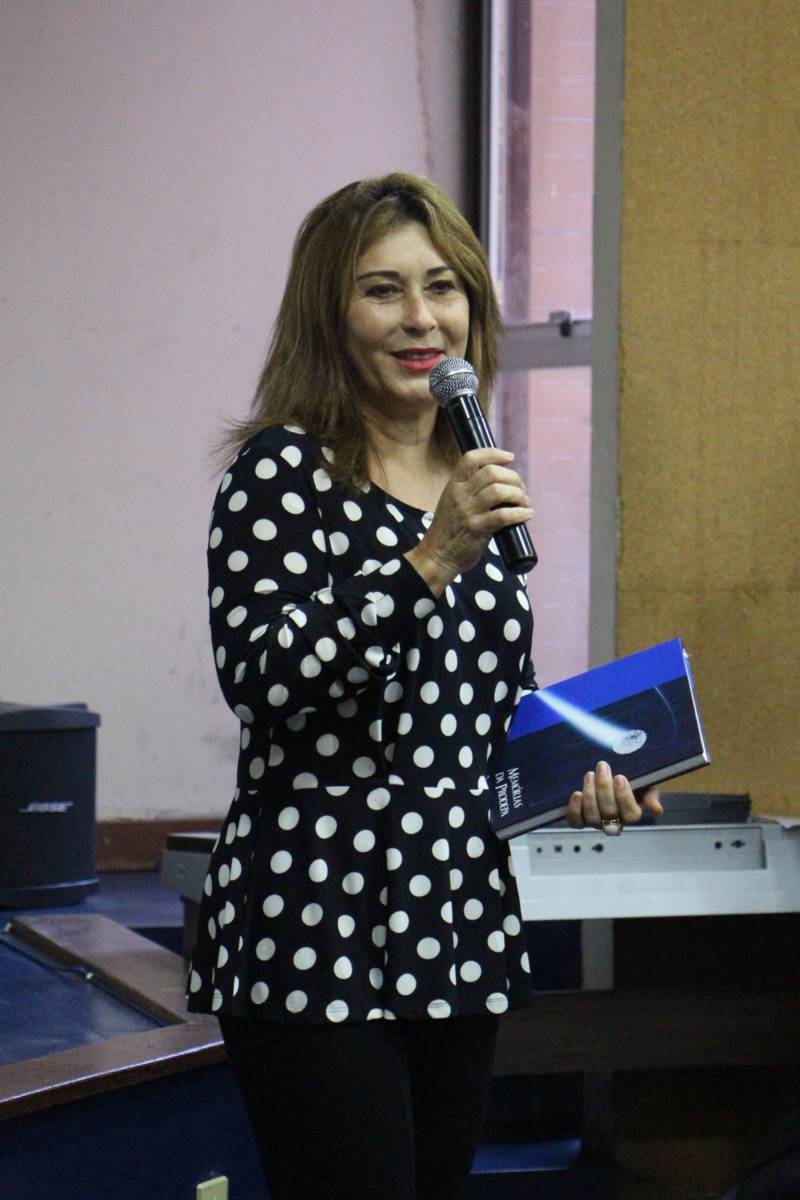 O trabalho desenvolvido ao longo de 65 anos de existência pela Empresa de Tecnologia da Informação e Comunicação do Estado do Pará (Prodepa) foi reunido no livro “Memórias da Prodepa”, lançado nesta terça-feira (11) no auditório da Prodepa, com as presenças de servidores do órgão, do presidente Theo Pires e dos diretores. Na foto, Ana Valéria Prata, diretora de Relações Institucionais, funcionária há 32 anos, responsável pela concepção do projeto.

FOTO: ASCOM / PRODEPA
DATA: 11.12.2018
BELÉM - PARÁ <div class='credito_fotos'>Foto: Ascom Prodepa   |   <a href='/midias/2018/originais/75a4e4aa-9e10-4b02-9a73-e32adb1b66ca.jpg' download><i class='fa-solid fa-download'></i> Download</a></div>