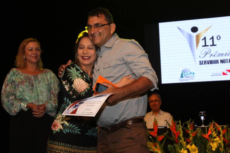 A servidora pública estadual Terezinha Medeiros, 61 anos, que trabalha há 33 na Fundação Santa Casa de Misericórdia do Pará foi a sorteada entre 53 servidores para receber o Prêmio de Servidor Nota 10 de 2018. Ela representa os 107 mil servidores que fazem parte do quadro do Governo do Pará. A premiação aconteceu durante cerimônia realizada na noite desta terça-feira (6), no Teatro Margarida Schivasappa (Centur). Esta foi a 11ª edição do Prêmio Servidor Nota 10.
FOTO: CARLOS SODRÉ / AG. PARÁ
DATA: 06.11.2018
BELÉM - PARÁ <div class='credito_fotos'>Foto: CARLOS SODRÉ / AG. PARÁ | <a href='/midias/2018/originais/75ad7853-a89b-4bc4-92d5-5d2f205820ec.jpg' download><i class='fa-solid fa-download'></i> Download</a></div>