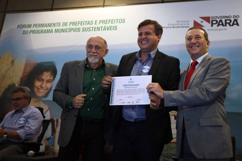 O primeiro dia do Fórum Permanente de Prefeitas e Prefeitos dos Municípios Sustentáveis contou com a participação de 85 prefeitos , 17 vices e 21 secretários municipais dos 141 municípios manifestaram interesse em adotar as diretrizes do programa. Para o governador Simão Jatene (foto), esta grande participação simboliza a união de agentes públicos que colocaram os interesses coletivos acima dos interesses individuais para construir um estado melhor para todos. Com o tema “Gestão Compartilhada”, o evento traz as experiências e os desdobramentos das agendas governamentais que foram planejadas em parceria com as gestões municipais. Através da Secretaria Extraordinária de Municípios Sustentáveis (Semsu) Governo do Pará, por meio da Semsu, investe na capacitação dos municípios para a promoção de uma gestão fiscal eficiente. Para Izabela Jatene, este primeiro dia serviu para sinalizar o quanto os gestores estão preocupados com o equilíbrio da questão fiscal dos municípios e em desenvolver uma governança compartilhada para desenvolver seus municípios.
FOTO: ANTÔNIO SILVA / AG. PARÁ
DATA: 07.02.2018
BELÉM - PARÁ <div class='credito_fotos'>Foto: Antônio Silva/Ag. Pará | <a href='/midias/2018/originais/75b40e4b-9e18-4730-9169-5b59c333af91.jpg' download><i class='fa-solid fa-download'></i> Download</a></div>