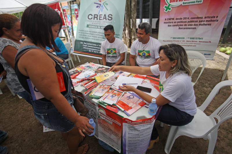 Aos 22 anos, Cláudio Cardoso está desempregado e procura um trabalho para sustentar o filho. Neste domingo (11) ele aproveitou a presença da Caravana Pro Paz no município de Barcarena, distante 15 quilômetros da capital, para retirar seus documentos e até aproveitou para cortar os cabelos. Na segunda-feira (12) pretende sair em busca de um emprego. Ele é um dos mil beneficiados pelos atendimentos feitos na cidade pela Caravana Pro Paz, uma ação do Governo do Pará, que busca garantir o acesso da população mais carente a serviços de atenção às necessidades básicas do cidadão, como atendimentos médicos, exames, vacinação, entre outros, com ações de mobilização em diversas regiões e municípios, a fim de fortalecer a cidadania paraense. “Os documentos e aparências são muito importantes para conseguir um trabalho, por isso estou aproveitando para fazer tudo para na segunda-feira continuar procurando emprego”, comentou Claudio. Ele está separado e quer encontrar um trabalho para sustentar o filho. A Caravana Pro Paz está iniciando os trabalhos em 2018 por Barcarena, nas comunidades de Vila Nova, Bom futuro e Burajuba afetadas pelo transbordamento de rejeitos da Hydro Alunorte, no início deste mês. Os serviços de retirada de documentos (Certidão de Nascimento, RG, Registro Social, ID Jovem), atendimento médico (pediatria, ginecologia e clínica geral), consulta jurídica, exames vacinas e cortes de cabelo foram ofertados em parceria com a Prefeitura do município.
FOTO: IGOR BRANDÃO / AG PARÁ
11.03.2018
BARCARENA - PARÁ <div class='credito_fotos'>Foto: IGOR BRANDÃO / AG. PARÁ | <a href='/midias/2018/originais/75b7da80-9cf2-4e9d-a254-81134e253f9d.jpg' download><i class='fa-solid fa-download'></i> Download</a></div>