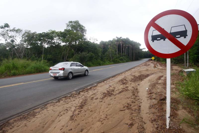 O secretário regional de Governo em Santarém, Olavo das Neves, destacou a frente de obras que o Estado vem trazendo para a região, que inclui uma nova Escola Tecnológica, a revitalização da PA-457 (foto) – que dá acesso a Alter do Chão – e a instalação do próprio Centro Regional de Governo do Oeste, que aproxima as gestões municipais dos órgãos do Estado. “Como representante da região, ficamos satisfeitos em ver que o governo tem olhado cada vez mais para cá, pelo simples entendimento da importância dessa região para o desenvolvimento do Estado”, frisou. O presidente da Companhia de Portos e Hidrovias (CPH), Alexandre Von, lembrou ainda que, neste sábado (10), o governador Simão Jatene assina ordens de serviço importantes, entre elas a que assegura a ampliação do serviço de hemodiálise do Hospital Regional do Baixo Amazonas (HRBA). “O compromisso do governo com a região está explícito nestes investimentos. Somente o Regional vai receber aporte de R$ 10 milhões para melhorar um serviço que já reconhecido como de excelência”, pontuou.
FOTO: THIAGO GOMES / AG. PARÁ
DATA: 09.03.2018
SANTARÉM - PARÁ <div class='credito_fotos'>Foto: Thiago Gomes /Ag. Pará | <a href='/midias/2018/originais/75b7f970-003d-4ce1-840e-333d24e86a72.jpg' download><i class='fa-solid fa-download'></i> Download</a></div>