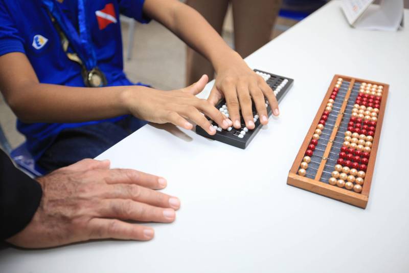 "Hoje vim para uma agenda de inauguração, mas vivi uma experiência de amor, que emana em cada ação dos alunos, professores, direção e de cada um que faz parte desta escola que se torna tão especial porque tem alma". A declaração foi feita pelo governador Simão Jatene, nesta terça, 27, durante a inauguração da obra de reforma e ampliação da Escola Álvares de Azevedo, localizada no Bairro de Batista Campos, em Belém. O governador transformou a inauguração em uma grande confraternização. Passou a tarde na Escola e fez questão de cantar e dançar com os alunos, que expressaram muita gratidão pela obra. Atendendo atualmente 436 alunos, a “Álvares de Azevedo” é uma Unidade Especializada dedicada à educação de estudantes com deficiência visual, e que trabalha nos eixos da educação e da habilitação.
FOTO: MÁCIO FERREIRA / AG. PARÁ
DATA: 27.03.2018
BELÉM - PARÁ <div class='credito_fotos'>Foto: MÁCIO FERREIRA/ AG. PARÁ | <a href='/midias/2018/originais/75be55d1-5924-46cf-b648-00e8ad1faa82.jpg' download><i class='fa-solid fa-download'></i> Download</a></div>