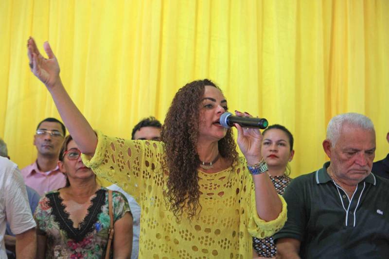 A agenda de fortalecimento das gestões municipais por meio da integração entre governo do Estado e prefeituras teve novo capítulo nesta segunda-feira (4) em Bragança, no nordeste do Pará, com a celebração de convênios que viabilizam obras e serviços nas áreas de infraestrutura e educação. A secretária extraordinária de Municípios Sustentáveis, Izabela Jatene (blusa amarela), cumpriu agenda no município, pela manhã, ao lado de deputados federais e estaduais e autoridades locais. Na ocasião, ela entregou 16 novas viaturas para a Polícia Militar, para reforçar o trabalho de segurança pública na região. A cerimônia de assinatura dos convênios ocorreu no salão paroquial da comunidade Imaculada Conceição, às margens da Rodovia PA-112. “O governo do Estado está aqui hoje para cumprir mais uma agenda que tem como objetivo garantir autonomia às gestões municipais por meio da pactuação com o Estado. Vale lembrar que isso só é possível porque o Pará tem contas equilibradas que permitem que os investimentos não parem e porque Bragança está com a situação fiscal em dia. E, claro, porque vocês pagaram seus impostos”, frisou Izabel Jatene.

FOTO: RODOLFO OLIVEIRA / AG. PARÁ
DATA: 04.06.2018
BELÉM - PARÁ <div class='credito_fotos'>Foto: Rodolfo Oliveira/Ag. Pará   |   <a href='/midias/2018/originais/75c1c39c-62ec-43ac-9d88-b03d4437d9da.jpg' download><i class='fa-solid fa-download'></i> Download</a></div>