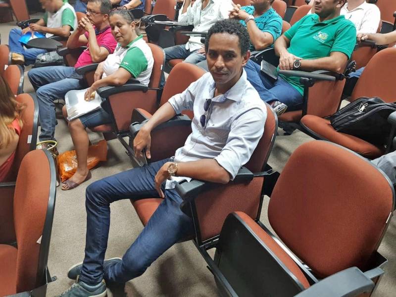 Para ajudar os 21 escritórios locais da região sudeste, a Gerência Regional da Empresa de Assistência Técnica e Extensão Rural do Estado do Pará (Emater), em Marabá, realizou um seminário abordando o Programa de Assistência Técnica e Extensão Rural (Proater) 2018 e o crédito rural, no Carajás Centro de Convenções, nesta terça-feira, 10. Na foto, o coordenador local da Emater em Abel Figueiredo, Claudenizio Rodrigues.
FOTO: KÉLIA SANTOS / ASCOM CRGSP
DATA: 10.04.2018
MARABÁ - PARÁ <div class='credito_fotos'>Foto: KÉLIA SANTOS / ASCOM CRGSP | <a href='/midias/2018/originais/75e1121f-89d1-4728-bbad-a897933bd126.jpg' download><i class='fa-solid fa-download'></i> Download</a></div>