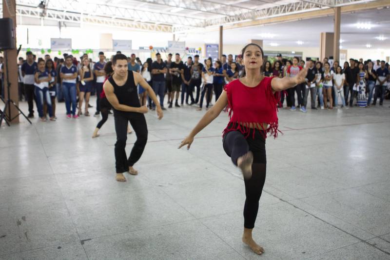 Durante toda esta quinta-feira, 10, a Feira Vocacional da Universidade do Estado do Pará (Uepa) recebeu a visita de estudantes do ensino médio de escolas públicas e particulares da Região Metropolitana de Belém. Cada graduação da Uepa tinha um estande no hall de exposição do Centro Cultural Tancredo Neves (Centur), tudo para que os estudantes pudessem conhecer mais sobre os cursos, a atuação dos profissionais formados e o desenho curricular das disciplinas.
FOTO: NAILANA THIELY / ASCOM UEPA
DATA: 10.05.2018
BELÉM - PARÁ <div class='credito_fotos'>Foto: Nailana Thiely / Ascom Uepa | <a href='/midias/2018/originais/75e6f081-126f-4619-b5b9-9b4097d22b2b.jpg' download><i class='fa-solid fa-download'></i> Download</a></div>