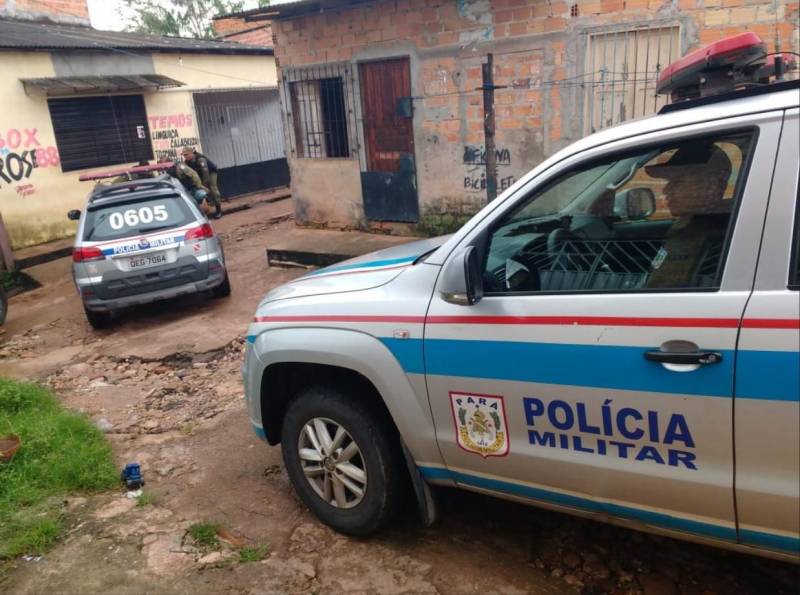 Os policias do 10° Batalhão de Policiamento da Capital realizaram, na tarde e início da noite desta terça-feira (15), duas operações no combate ao crime nos bairros do Icuí Guajárá e Rodovia dos 40 Horas, em Ananindeua, na Região Metropolitana de Belém. As Operações Bloqueio e Saturação têm em comum o fato de combater a criminalidade e prevenir os crimes nos bairros de Ananindeua. A “Operação Saturação” foi realizada no inicio da tarde e intensificou o policiamento nos bairros Curuçambá, Paar, 40 Horas, Aurá e adjacências, com o apoio do Batalhão de Polícia Tática e Batalhão de Choque. Já a operação Bloqueio é realizada em conjunto com, Detran, Semutran, Guarda Municipal de Ananindeua e Batalhão de Polícia Rodoviária que consiste em blitzes a fim de deter veículos irregulares.

FOTO: MARCELO LELIS / AG. PARÁ
DATA: 15.05.2018
BELÉM - PARÁ <div class='credito_fotos'>Foto: Marcelo Lelis / Ag. Pará   |   <a href='/midias/2018/originais/75f2971c-00b0-49b9-b653-543c1f4b132e.jpg' download><i class='fa-solid fa-download'></i> Download</a></div>