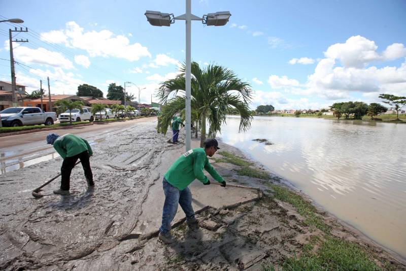 O Governador do Pará, Simão Jatene, esteve durante esta sexta-feira (13) no município de Paragominas. Além de visitar as áreas afetadas pela enxurrada que ocorreu na madrugada da quinta-feira (12), ele conversou com moradores atingidos, reuniu com autoridades municipais, secretários de estado, com o Corpo de Bombeiros e a Defesa Civil para traçar as metas e ações a serem cumpridas para restabelecer a normalidade na cidade. A forte enxurrada, que durou toda a madrugada, alagou cerca de 40% da cidade e atingiu 350 famílias. Até o momento, 13 locais foram adequados para funcionar como abrigo, entre escolas, associações, ginásios, entre outros, para receber desabrigados e desalojados.

FOTO: SIDNEY OLIVEIRA / AG. PARÁ
DATA: 13.04.2018
PARAGOMINAS - PARÁ <div class='credito_fotos'>Foto: Sidney Oliveira/Ag. Pará   |   <a href='/midias/2018/originais/75f4362a-15f4-47fc-b27f-00c5f9170ef5.jpg' download><i class='fa-solid fa-download'></i> Download</a></div>