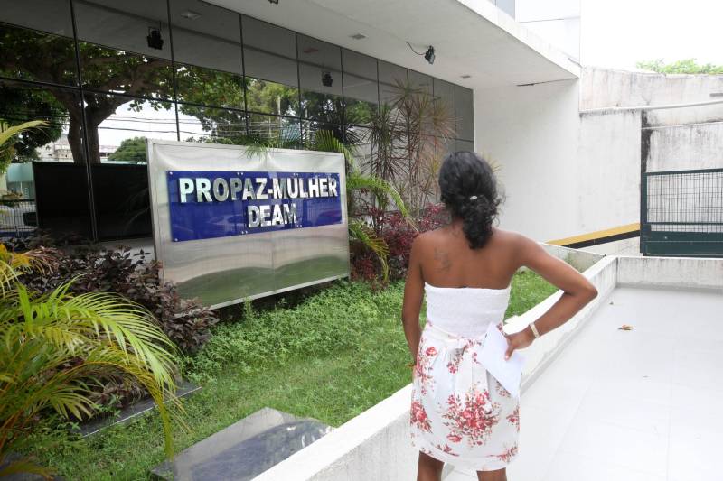 A artesã Daniela Cordeiro Silva, 25 anos (foto), procurou a Unidade Pro Paz Mulher para denunciar o ex-companheiro por violência psicológica. Ele levou o filho de um ano depois que a vítima acabou o relacionamento de três anos. Ela faz parte da média de 350 mulheres que procuram a cada mês a Unidade Pro Paz Mulher, localizada no bairro do Marco, em Belém, para denunciar ou procurar apoio contra abusos e outros tipos de violência.
FOTO: CARLOS SODRÉ / AG. PARÁ
DATA: 17.11.2018
BELÉM - PARÁ <div class='credito_fotos'>Foto: CARLOS SODRÉ / AG. PARÁ | <a href='/midias/2018/originais/75f824be-4967-4890-a159-ed9004d9f606.jpg' download><i class='fa-solid fa-download'></i> Download</a></div>