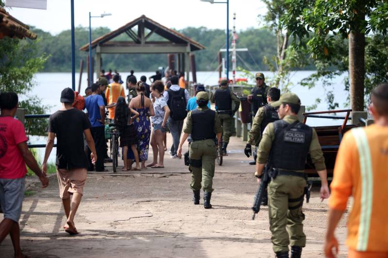 Os rios próximos a Belém são, muitas vezes, porta de entrada para o tráfico de drogas, comercialização de produtos ilegais, entre outros crimes, que influenciam diretamente a violência na Região Metropolitana de Belém (RMB). Para intensificar e otimizar as ações repressivas nas regiões das ilhas pertencentes a capital, a Secretaria de Estado de Segurança Pública e Defesa Social (Segup) realizou a Operação Yara na ilha de Cotijuba, neste sábado, 26.

FOTO: THIAGO GOMES / AG. PARÁ
DATA: 26.05.2018
COTIJUBA - PARÁ <div class='credito_fotos'>Foto: Thiago Gomes /Ag. Pará   |   <a href='/midias/2018/originais/75fbee6a-c83d-4420-bae5-c8d7457be955.jpg' download><i class='fa-solid fa-download'></i> Download</a></div>