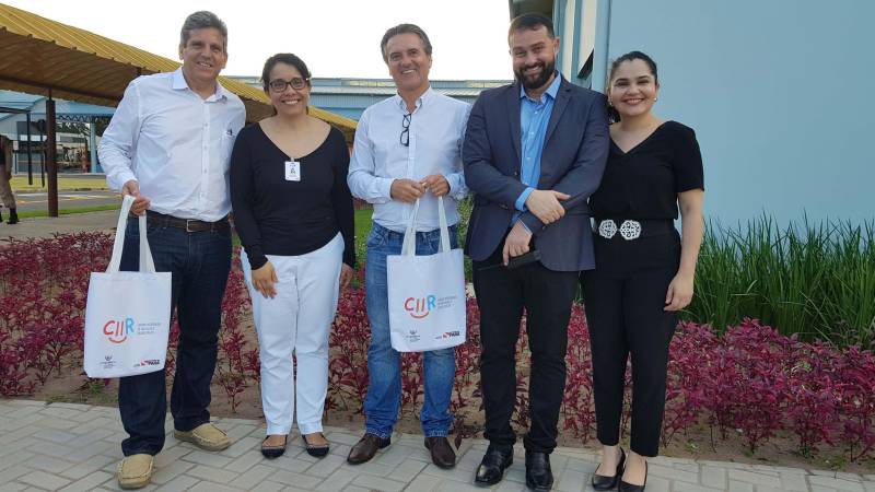 O Centro Integrado de Inclusão e Reabilitação – CIIR recebeu representantes da Rede Sarah Brasília (foto). A visita prevê uma troca de experiências entre as instituições que atuam na reabilitação de Pessoas com Deficiência (PcD). Os trâmites formais ainda serão concluídos, mas a relação entre as instituições se estreitou durante a visita do professor de Educação Física, Maurício Corte Real, e do fisioterapeuta, Rogério Canuto. Os visitantes elogiaram o novo espaço e fizeram questão de ressaltar a importância do Centro.
FOTO: ASCOM / INDSH
DATA: 25.06.2018
BELÉM - PARÁ <div class='credito_fotos'>Foto: ASCOM / INDSH | <a href='/midias/2018/originais/75fca410-4eac-4c02-acf9-d1dc12753738.jpg' download><i class='fa-solid fa-download'></i> Download</a></div>