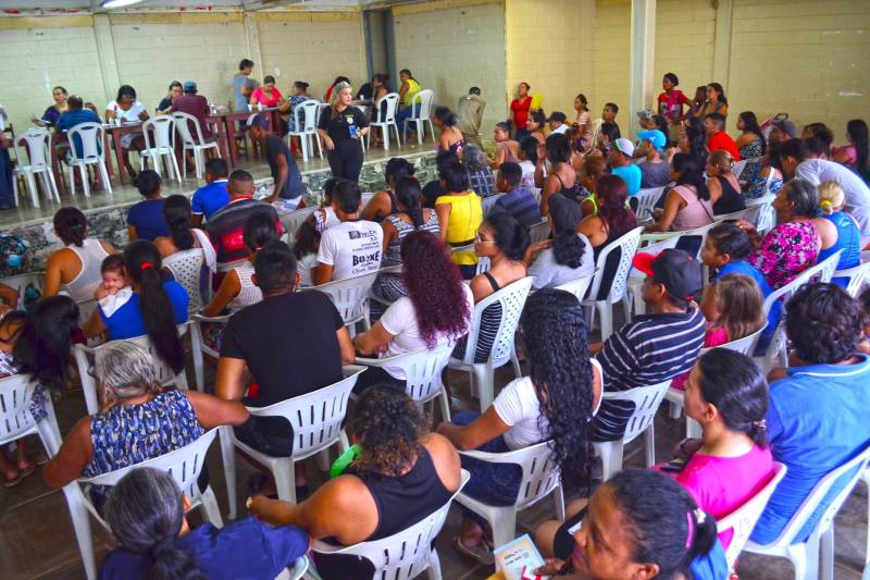 "Acho que ele vai vigiar quem fica fazendo coisa errada, como roubar, por exemplo". A fala de curiosidade é do estudante Isaac Souza, 10 anos. Ele se referia ao drone apresentado na manhã desta sexta-feira (27) aos alunos da Escola Estadual de Ensino Fundamental e Médio Ruy Paranatinga Barata, localizado no bairro Maracangalha, onde ocorreu à ação "Prevenção é Segurança". A iniciativa promovida pela Secretaria de Estado de Segurança Pública e Defesa Social (Segup) com o objetivo de apresentar equipamentos de segurança, assim como divulgar os diversos serviços de prevenção voltados as ações de combate à criminalidade. Na foto, a diretora de Prevenção Social da Violência e da Criminalidade, delegada Silvia Rêgo.
FOTO: ELIELSON MODESTO / ASCOM SEGUP
DATA: 27.04.2018
BELÉM - PARÁ <div class='credito_fotos'>Foto: Elielson Modesto / Ascom Segup | <a href='/midias/2018/originais/760ccae3-9393-4316-84db-0d6b7f574b65.jpg' download><i class='fa-solid fa-download'></i> Download</a></div>