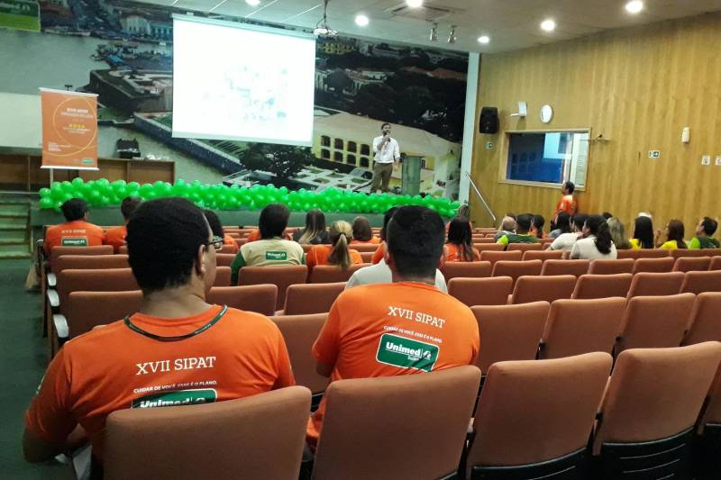 Acidente de trânsito também pode ser considerado como de trabalho. Por isso, cada vez mais as empresas vêm investindo em atividades educativas que visam conscientizar os empregados e solicitam ao Departamento de Trânsito do Pará (Detran) a execução de ações de sensibilização dos funcionários, como palestras, demonstrações do uso do etilômetro, exibição de vídeos, entre outras. Somente este ano, cerca de 1.240 trabalhadores participaram do projeto denominado Detran nas Empresas, desenvolvido pela Coordenadoria de Educação da autarquia. O objetivo é levar às corporações públicas ou privadas ações que visam construir um novo conceito de segurança no trânsito.

FOTO: ASCOM / DETRAN
DATA: 07.12.2018
BELÉM - PARÁ <div class='credito_fotos'>Foto: ASCOM DETRAN   |   <a href='/midias/2018/originais/760ddf06-54cc-4634-8545-cbc366117102.jpg' download><i class='fa-solid fa-download'></i> Download</a></div>