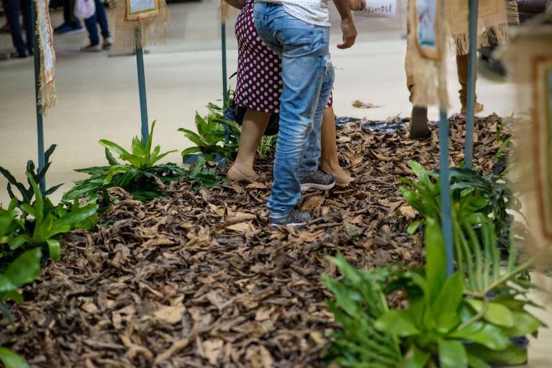João*, de 17 anos, é natural de Bragança, nordeste do Pará. Há sete meses cumpre medida socioeducativa em uma unidade de internação do Estado após cometer um ato infracional no município onde reside. Mas na manhã desta terça-feira (5), em Belém, pôde vivenciar uma experiência inédita: participou de um espetáculo de teatro (foto) diante de dezenas de pessoas que se reuniram no Teatro Margarida Schivasappa, ao lado de outros 30 adolescentes e jovens privados de liberdade. Uma iniciativa pioneira no país que busca promover a ressocialização por meio da arte, fruto das atividades e oficinas pedagógicas realizadas dentro de espaços gerenciados pela Fundação de Atendimento Socioeducativo do Pará (Fasepa). “Eu nunca tinha vindo em um teatro e isso ficará marcado em mim”, disse o socioeducando. Tímido, ele revelou a vontade de deixar para trás os erros cometidos e seguir um futuro completamente novo, com os primeiros passos sendo dados hoje. “Isso despertou algo dentro de mim, pensar na minha vida e em sair do mundo das drogas. Quem sabe me tornar um ator?” divagou.

FOTO: FERNANDO SETTE / ASCOM IOE
DATA: 05.06.2018
BELÉM - PARÁ <div class='credito_fotos'>Foto: FERNANDO SETTE CÂMARA / ASCOM IOE   |   <a href='/midias/2018/originais/7617ca0e-c73f-4dc2-949a-8b43a09df97b.jpg' download><i class='fa-solid fa-download'></i> Download</a></div>