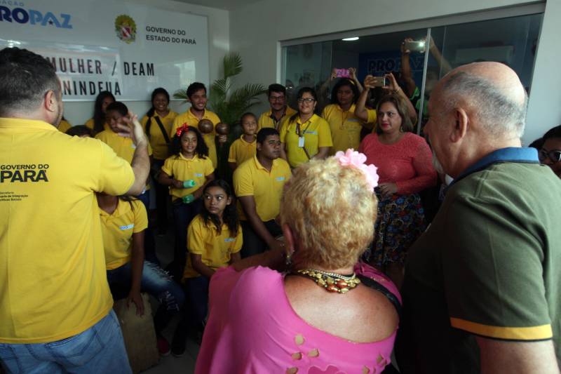 O Governo do Estado entregou nesta sexta-feira, 26, mais uma unidade Pro Paz Mulher. O governador Simão Jatene (foto) fez a entrega do novo espaço, que fica em Ananindeua, na Região Metropolitana de Belém e visa ampliar o atendimento humanizado e integral às mulheres em situação de violência de gênero. “Não é apenas um espaço de atendimento às mulheres, mas é, antes de tudo, um espaço de construção da cultura da paz”, disse o governador durante a inauguração.
FOTO: SIDNEY OLIVEIRA / AG. PARÁ
DATA: 26.10.2018
ANANINDEUA - PARÁ <div class='credito_fotos'>Foto: Sidney Oliveira/Ag. Pará | <a href='/midias/2018/originais/761b7670-af79-4db5-9e87-f01a79e53fd2.jpg' download><i class='fa-solid fa-download'></i> Download</a></div>