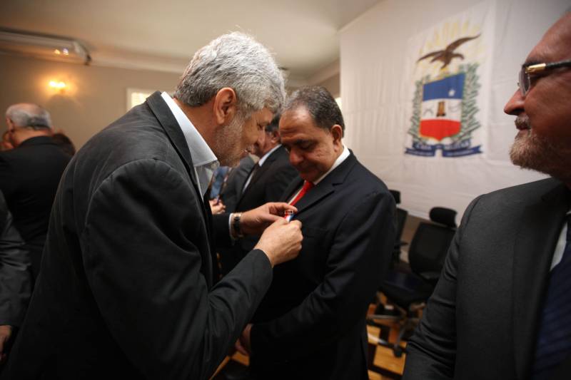 Setenta e duas personalidades civis e militares receberam, na manhã desta terça-feira, 20, no auditório do Palácio dos Despachos, em Belém, a Medalha do Mérito Governador Lauro Sodré, concedida por ocasião das comemorações pelos 101 anos de criação da Casa Militar da Governadoria do Estado, fundada em 12 de fevereiro de 1917. A honraria é destinada a personalidades que prestaram serviços relevantes ao Pará e suas instituições, especialmente à Governadoria do Estado. A solenidade foi aberta pelo governador Simão Jatene, que fez questão de parabenizar a todos os servidores da Casa Militar da Governadoria e aos agraciados com a Medalha Lauro Sodré. Na foto, osecretário da Fazenda, Nilo Noronha (d)
FOTO: ANTONIO SILVA / AG. PARÁ
DATA: 20.02.2018
BELÉM - PARÁ <div class='credito_fotos'>Foto: Antônio Silva/Ag. Pará | <a href='/midias/2018/originais/761db3d4-552b-4629-b288-bede81be6fbb.jpg' download><i class='fa-solid fa-download'></i> Download</a></div>