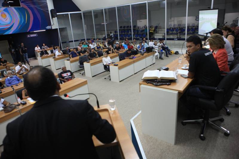 A obra de saneamento integrado que está sendo executada pelo Governo do Estado na Bacia do Tucunduba, em Belém, foi o tema de Audiência Pública (foto) realizada na manhã desta sexta-feira (15), na Câmara Municipal de Belém. Considerada a segunda maior bacia hidrográfica da capital, o Tucunduba atravessa quatro bairros: Guamá, Terra Firme, Canudos e Marco. Quando for concluído, o projeto vai beneficiar diretamente cerca de 250 mil moradores da área. Participaram diretores da área social e técnica da Secretaria de Estado de Desenvolvimento Urbano e Obras Públicas (Sedop), da Secretaria Municipal de Saneamento e representantes de Associações Comunitárias do Tucunduba.
FOTO: RODOLFO OLIVEIRA / AG. PARÁ
DATA: 15.06.2018
BELÉM - PARÁ <div class='credito_fotos'>Foto: Rodolfo Oliveira/Ag. Pará | <a href='/midias/2018/originais/76228425-3139-48c3-a845-cc4220f2b7af.jpg' download><i class='fa-solid fa-download'></i> Download</a></div>