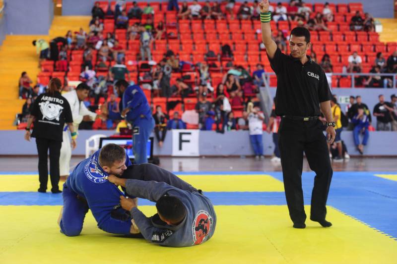 Mais de mil atletas participaram do campeonato Sul-Americano de Jiu-Jitsu Esportivo, realizado neste domingo (25), no Mangueirinho. O evento é parte do calendário da Confederação Brasileira da modalidade e valeu pontos para o ranking nacional, sendo também classificatório para o Mundial de Jiu-Jitsu de 2018.
FOTO: LEANDRO SANTANA / ASCOM SEEL
DATA: 25.03.2018
BELÉM - PARÁ <div class='credito_fotos'>Foto: LEANDRO SANTANA / ASCOM SEEL | <a href='/midias/2018/originais/7622b8d7-98ad-4681-b741-b25ed6d2cfd0.jpg' download><i class='fa-solid fa-download'></i> Download</a></div>