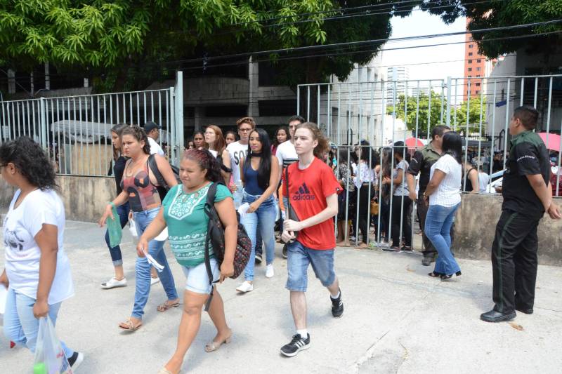 Neste domingo dia 4 de novembro, mais de 280 mil inscritos no Exame Nacional do Ensino Médio (Enem), somente no Pará. Na foto, prova na Escola Deodoro de Mendonça.
FOTO: FERNANDO NOBRE / ASCOM SEDUC
DATA: 04.11.2018
BELÉM - PARÁ <div class='credito_fotos'>Foto: FERNANDO NOBRE/ASCOM SEDUC | <a href='/midias/2018/originais/7623b8d7-5eb0-4c53-9d23-7dd636e7b65c.jpg' download><i class='fa-solid fa-download'></i> Download</a></div>